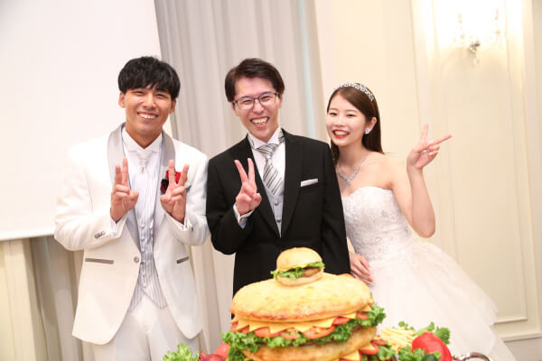 お父さんの夢を叶えたサプライズ“ハンバーガー入刀”