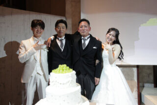 え、まさかの共通点…！？お父様同士のケーキバイトが尊すぎた結婚式💕