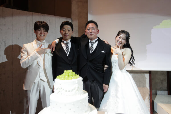 え、まさかの共通点…！？お父様同士のケーキバイトが尊すぎた結婚式💕